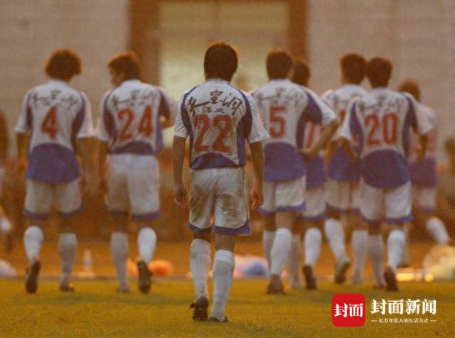从足协杯夺冠到解散，老照片记录重庆队顶级联赛的悲欢离合｜图集