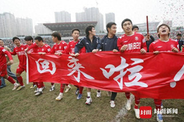从足协杯夺冠到解散，老照片记录重庆队顶级联赛的悲欢离合｜图集