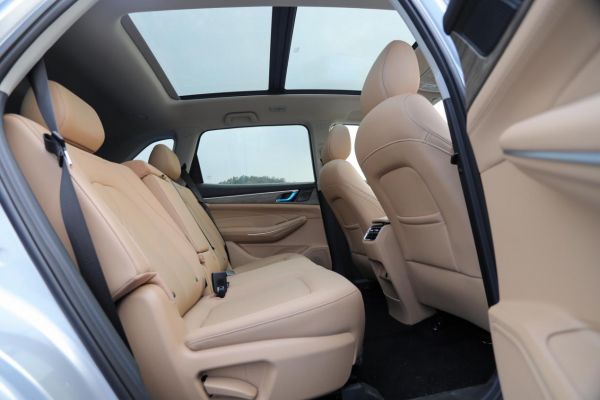 中型插混SUV蓝电E5只需9.98万元；这性价比让欧尚Z6 iDD望尘莫及