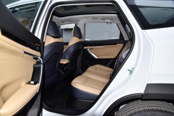 对比博越L，蓝电E5十万可买还是中型插混SUV，谁更能满足您的需求？