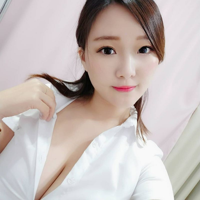 外拍甜心施菲亚超狂豪乳让人移不开眼