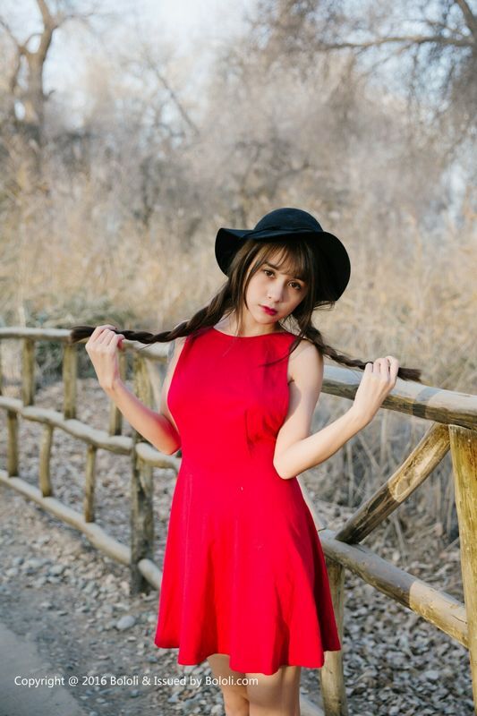 胡杨林里的夏美酱沙漠之旅