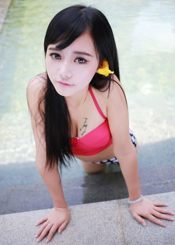 大眼睛翘臀美胸纹身妹子