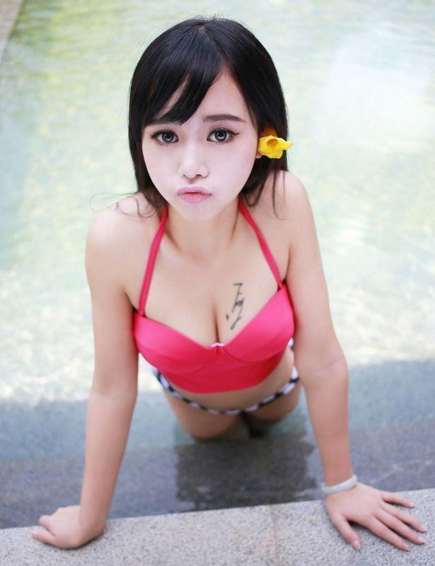 大眼睛翘臀美胸纹身妹子