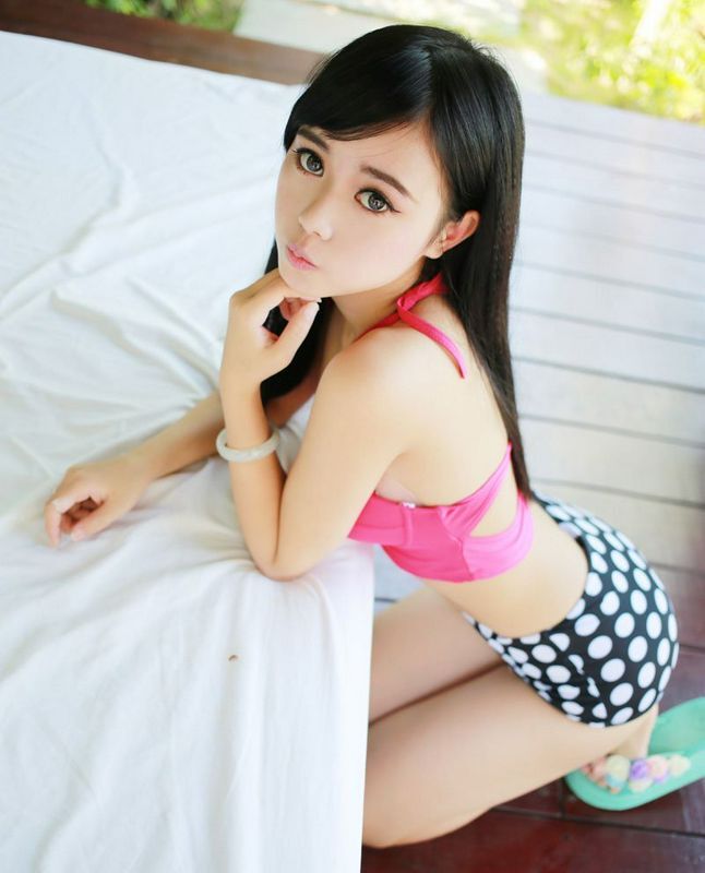 大眼睛翘臀美胸纹身妹子