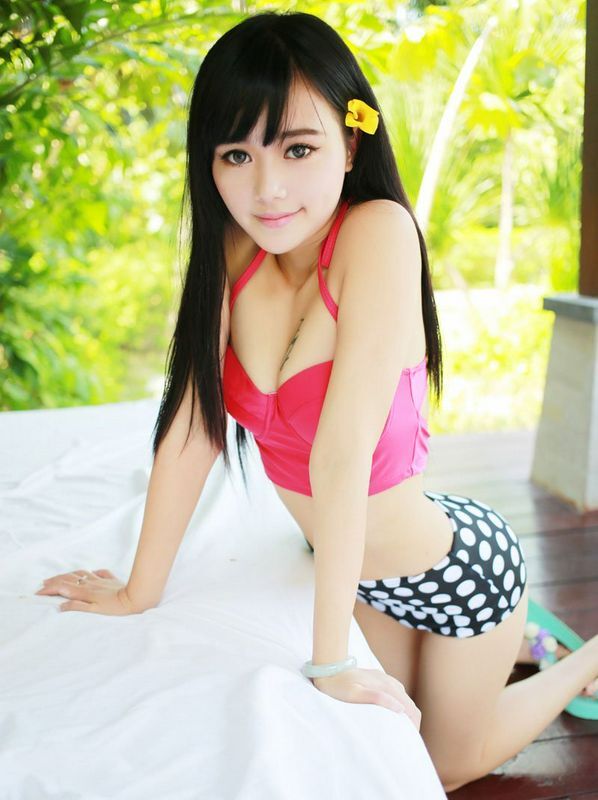 大眼睛翘臀美胸纹身妹子