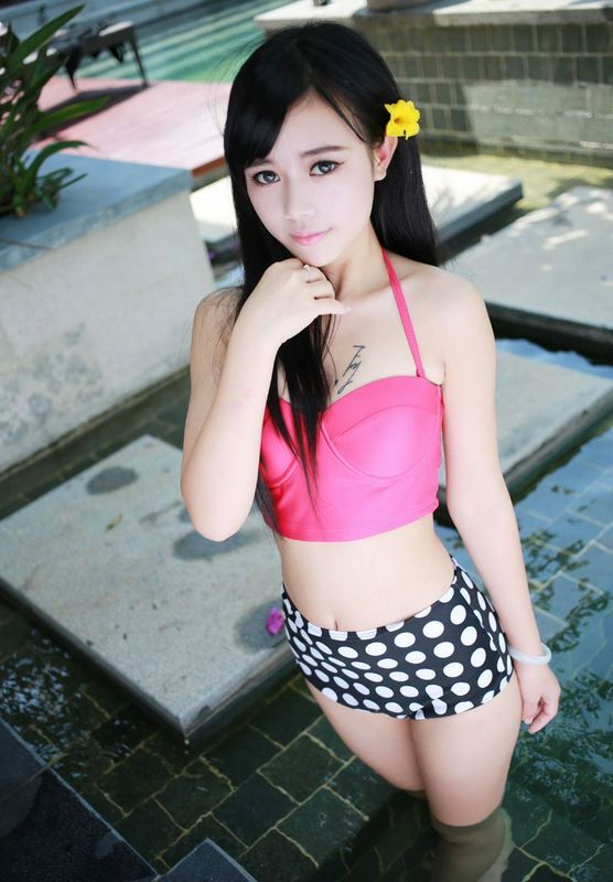 大眼睛翘臀美胸纹身妹子