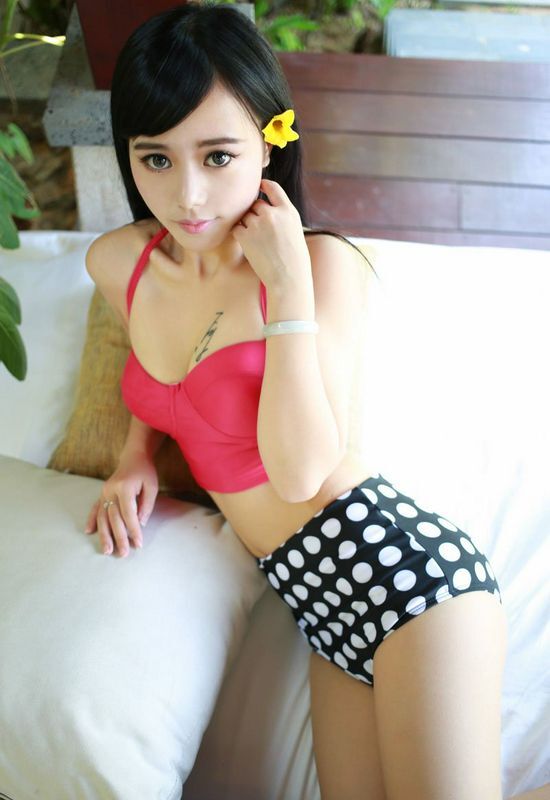 大眼睛翘臀美胸纹身妹子