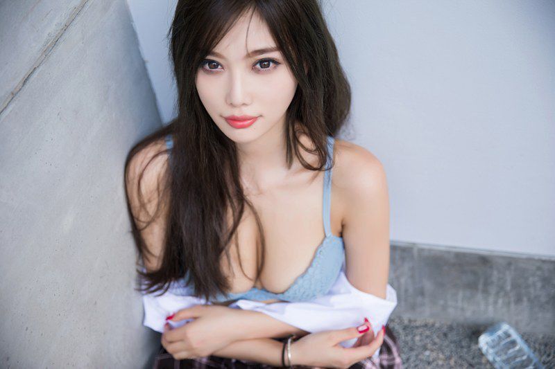 风情学姐白皙迷人
