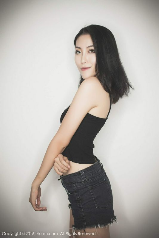 冷艳美女BOBO性感小短裤修长美腿好诱人