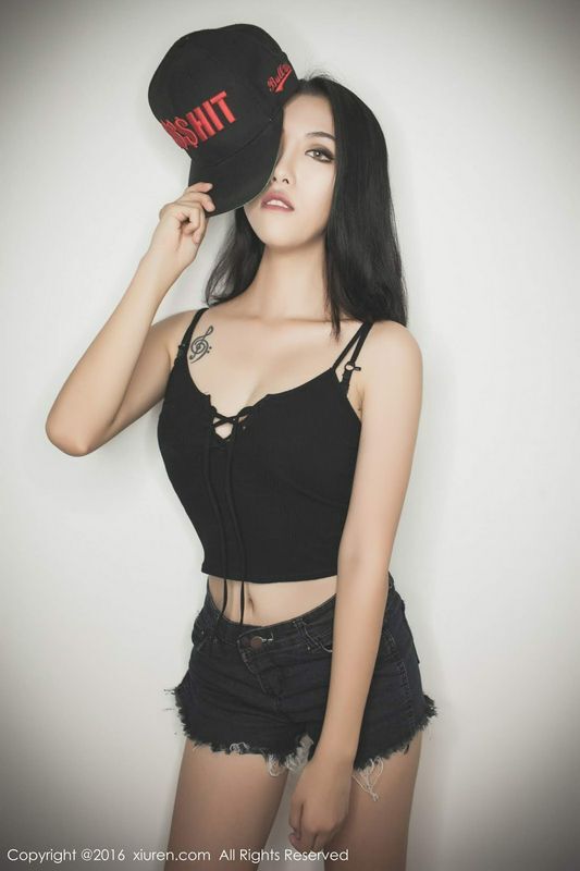 冷艳美女BOBO性感小短裤修长美腿好诱人