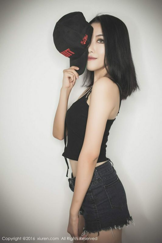 冷艳美女BOBO性感小短裤修长美腿好诱人