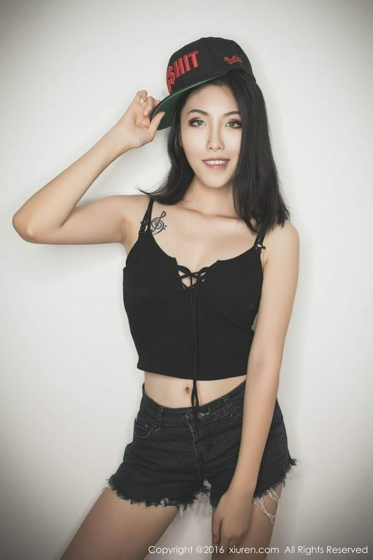 冷艳美女BOBO性感小短裤修长美腿好诱人