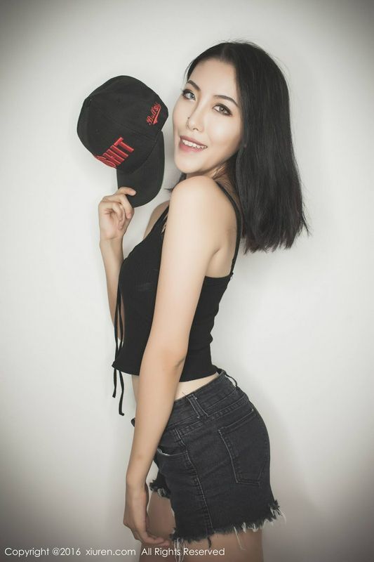 冷艳美女BOBO性感小短裤修长美腿好诱人