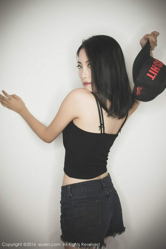 冷艳美女BOBO性感小短裤修长美腿好诱人