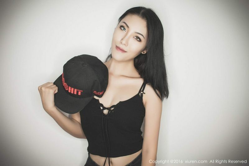冷艳美女BOBO性感小短裤修长美腿好诱人