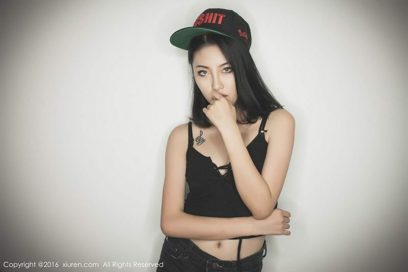 冷艳美女BOBO性感小短裤修长美腿好诱人
