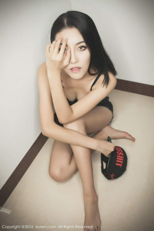冷艳美女BOBO性感小短裤修长美腿好诱人