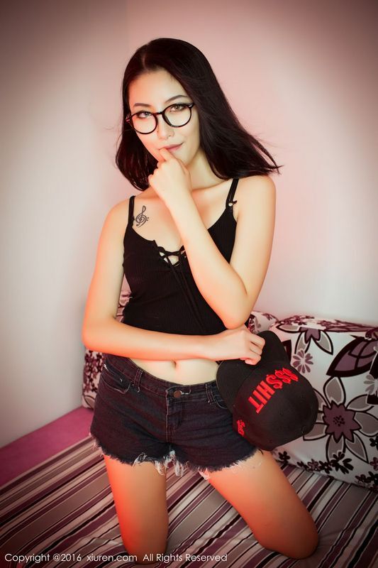 冷艳美女BOBO性感小短裤修长美腿好诱人