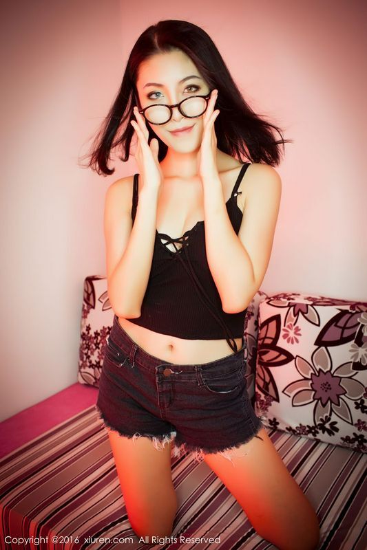 冷艳美女BOBO性感小短裤修长美腿好诱人