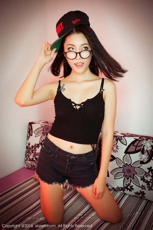 冷艳美女BOBO性感小短裤修长美腿好诱人