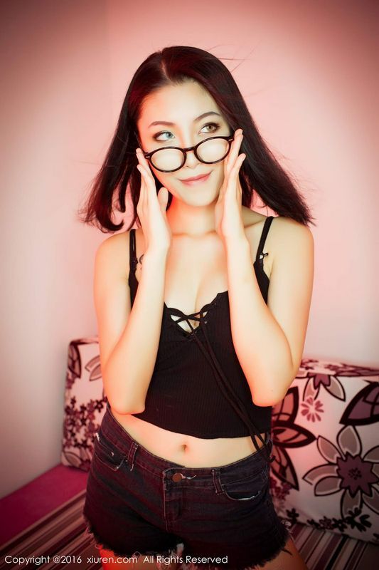 冷艳美女BOBO性感小短裤修长美腿好诱人