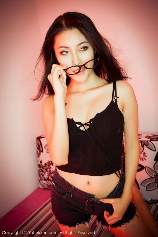 冷艳美女BOBO性感小短裤修长美腿好诱人