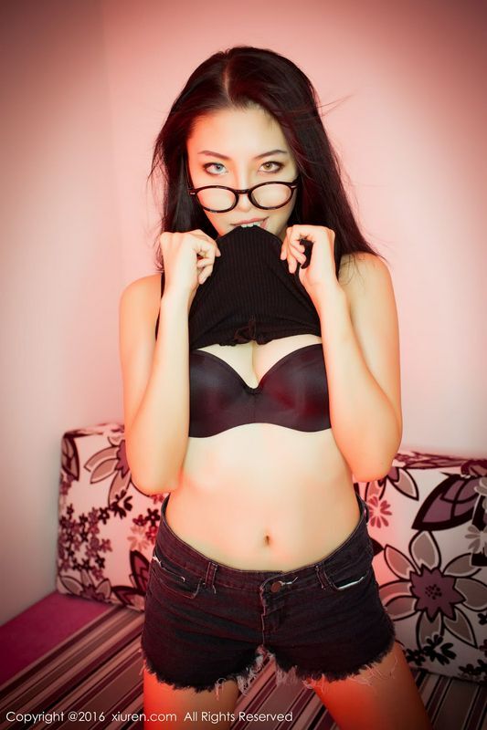 冷艳美女BOBO性感小短裤修长美腿好诱人