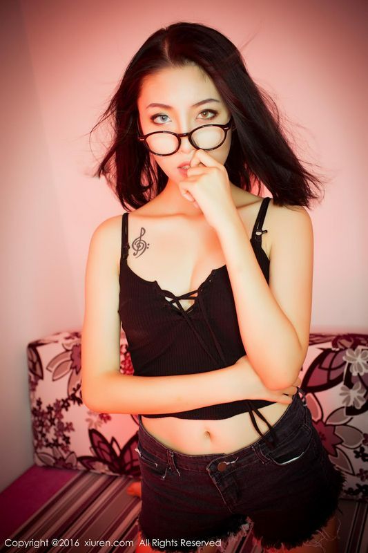 冷艳美女BOBO性感小短裤修长美腿好诱人