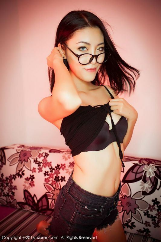 冷艳美女BOBO性感小短裤修长美腿好诱人