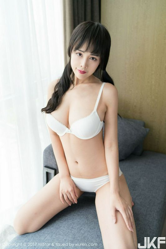 模特周周性感写真