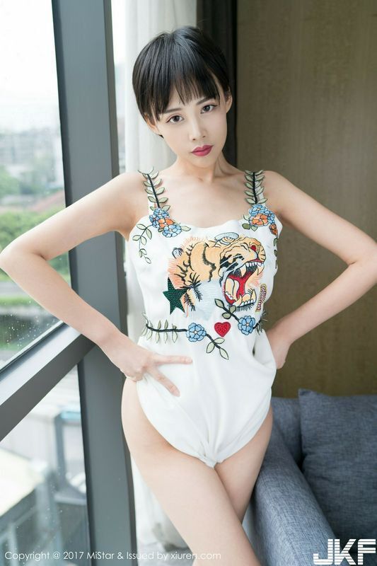 模特周周性感写真