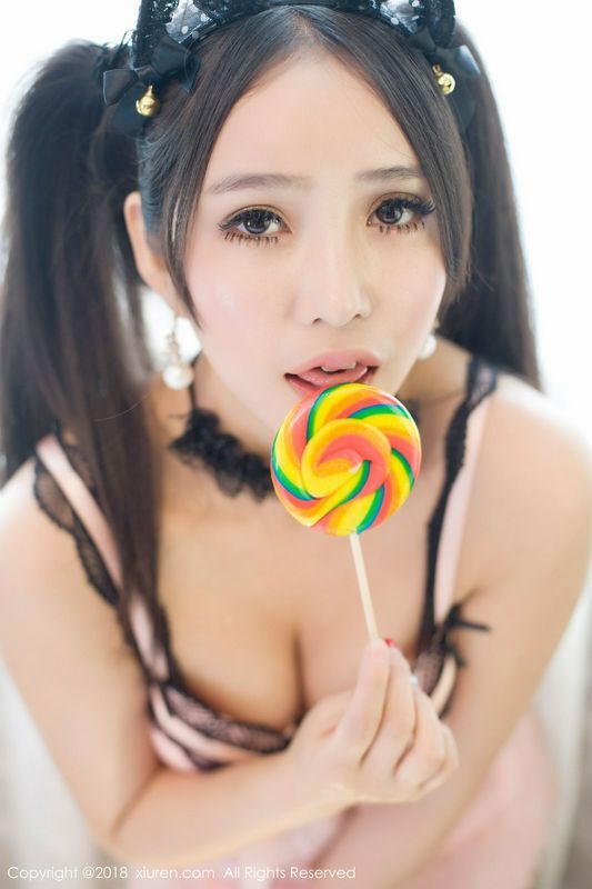 御姐混血范美女艾弥皮衣制服粉色蕾丝