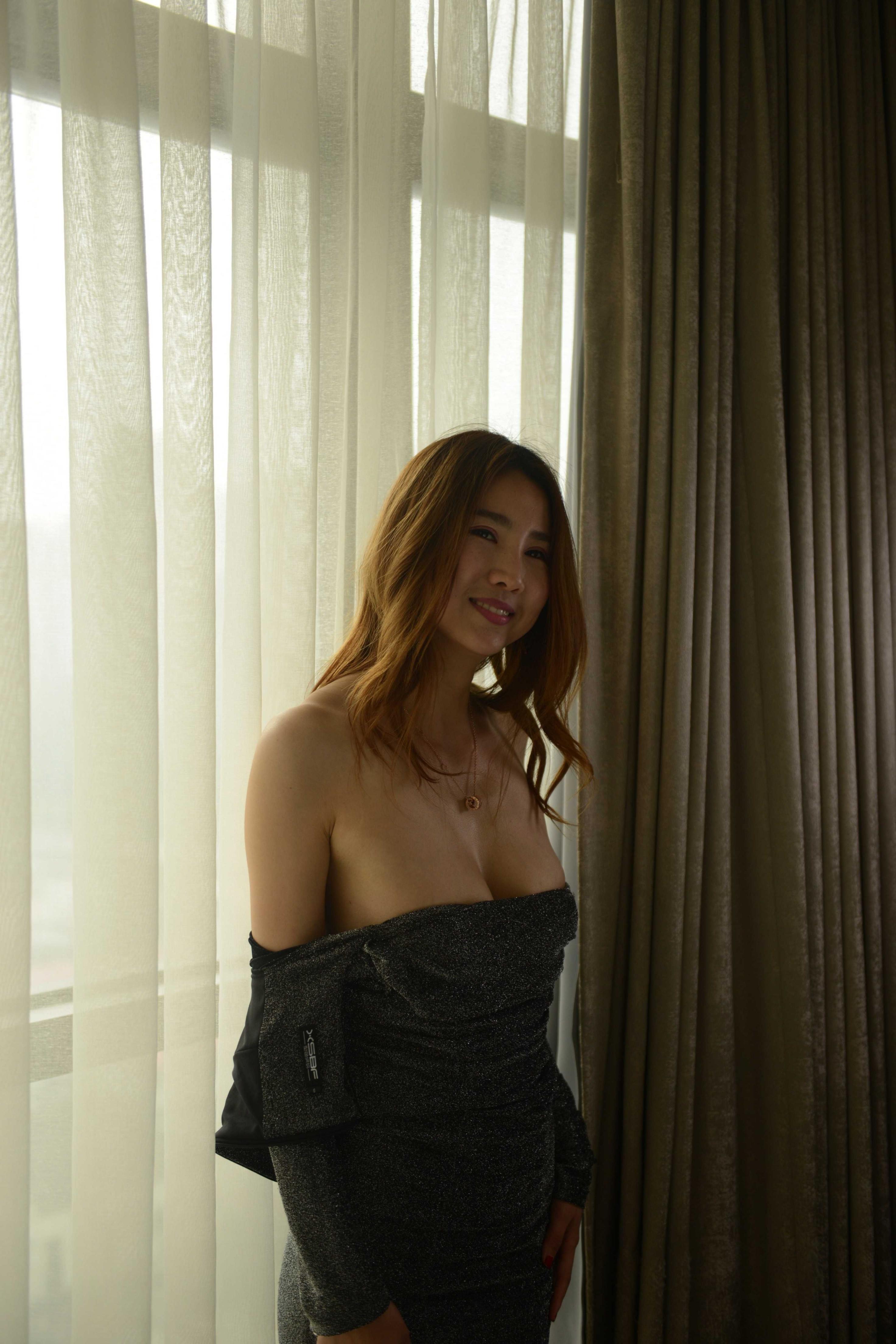 气质少妇白嫩巨乳真是若隐若现