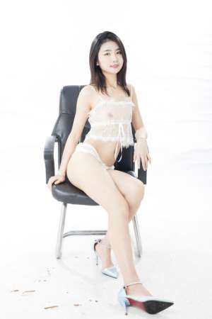 挺可爱的蕾丝妹子