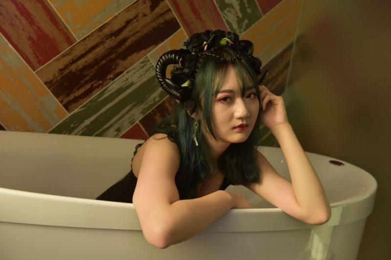 带点妖娆的风情尤物