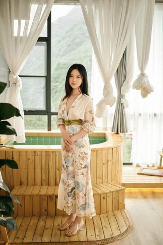 端庄美女 [2025]