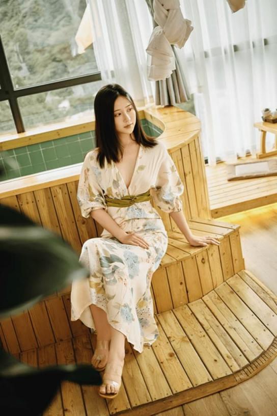 端庄美女 [2025]