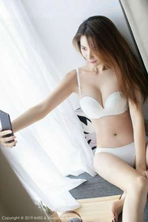 气质女神Carry性感低胸吊带连身裙私房