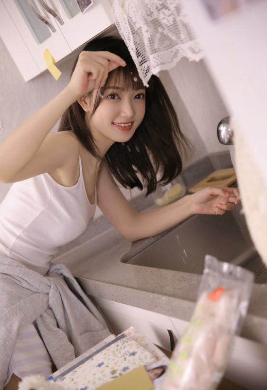 吊带美女性感白嫩美腿写真图片