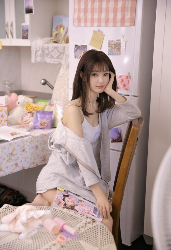 吊带美女性感白嫩美腿写真图片