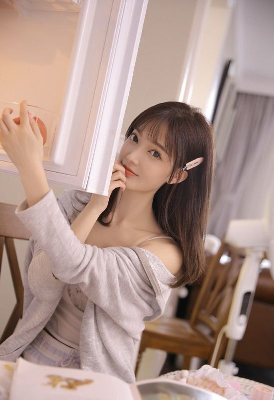吊带美女性感白嫩美腿写真图片