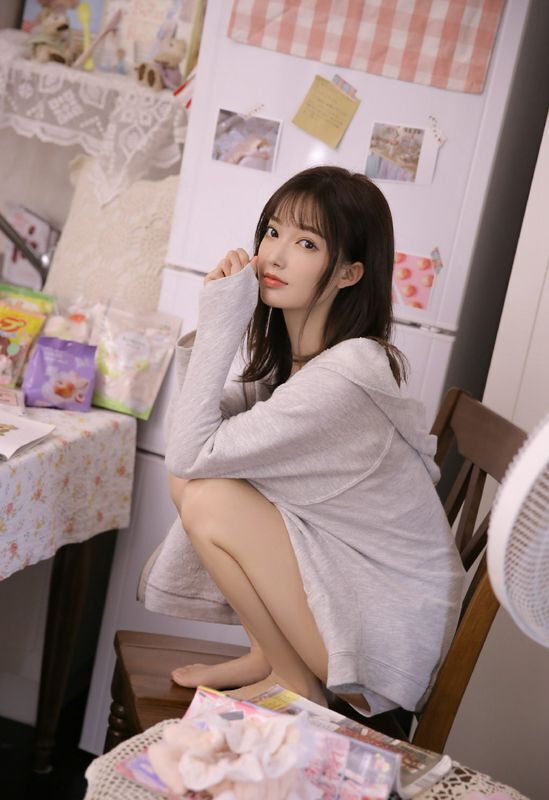 吊带美女性感白嫩美腿写真图片