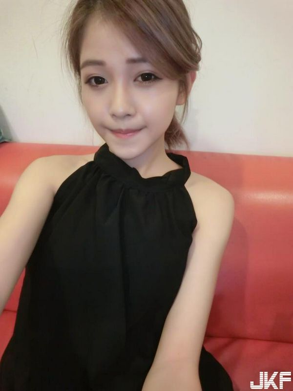 气质型尖脸正妹林芮彤不露奶光看脸我就可以~