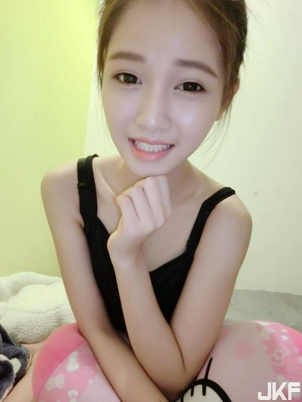 气质型尖脸正妹林芮彤不露奶光看脸我就可以~