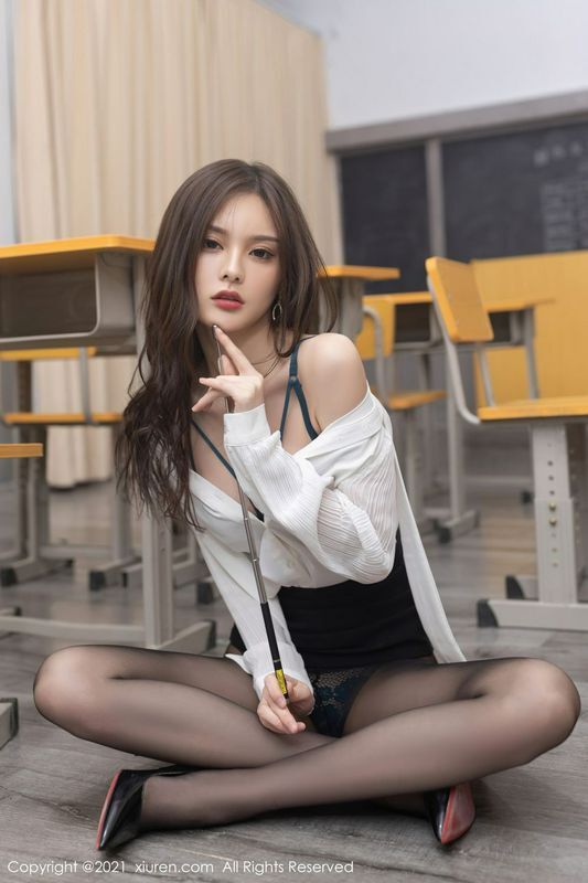 王心怡轻灵之气靓丽多姿职业装