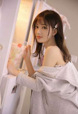 吊带美女性感白嫩美腿写真图片