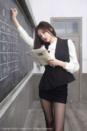 王心怡轻灵之气靓丽多姿职业装