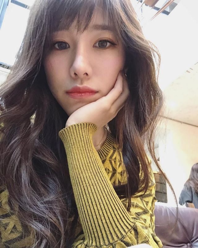 黄家怡清纯面貌勾人神情让人无法招架