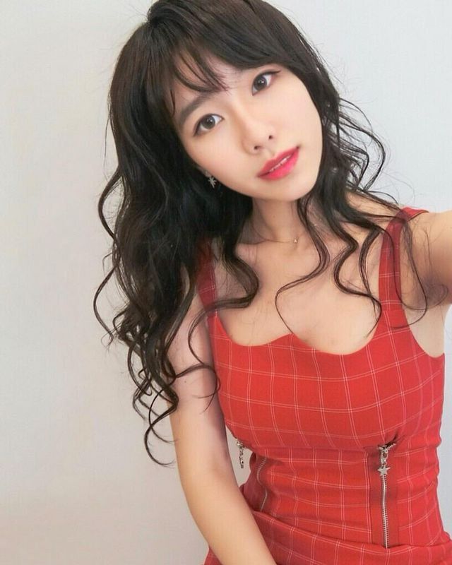 黄家怡清纯面貌勾人神情让人无法招架